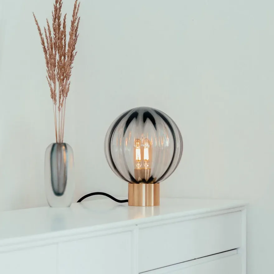 KRYSTALLKULE BORDLAMPE OPTIKK RØKGRÅ M. MESSING SOKKEL