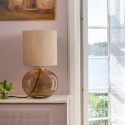 SENJA BORDLAMPE HVIT M. MESSING ARMATUR, BEIGE 30*30 SKJERM