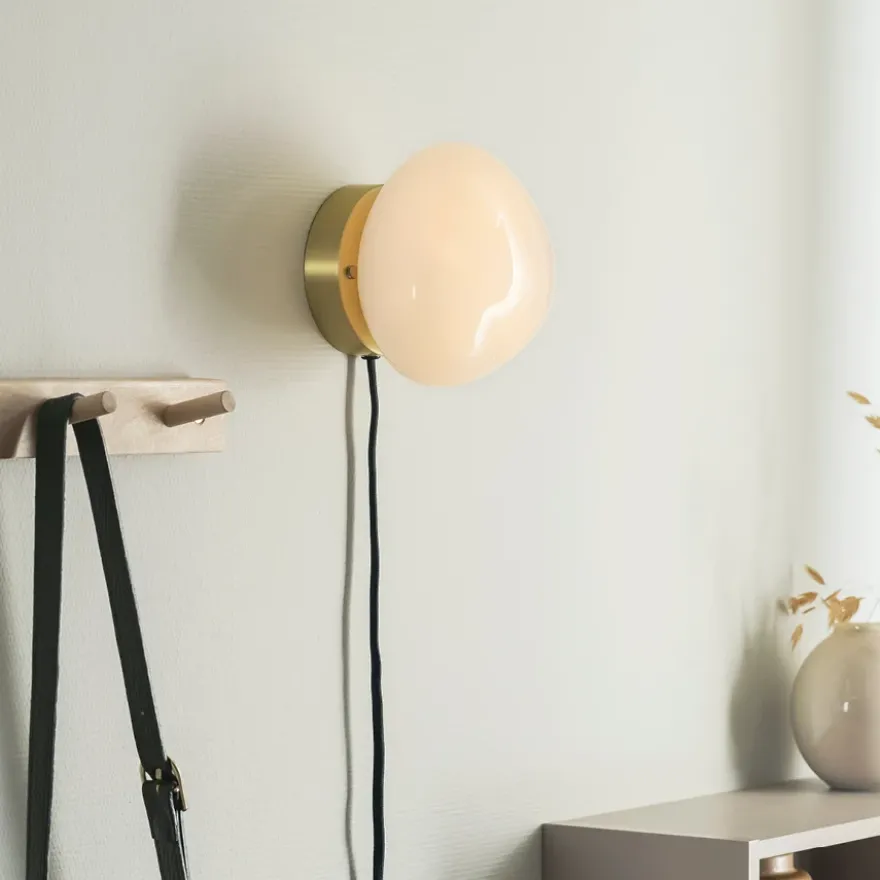 VEGGLAMPE HVIT MED INNFELDT MESSING OPPHENG