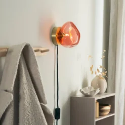 VEGGLAMPE MORGENRØD MED UTVENDIG MESSING OPPHENG