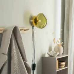 VEGGLAMPE OLIVEN MED INNFELDT MESSING OPPHENG